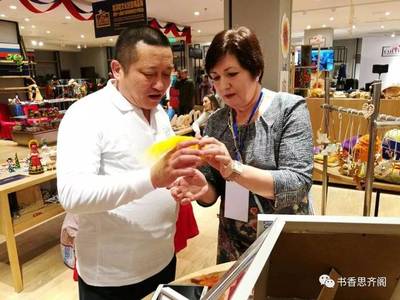 薪火相傳，巧手繪非遺——記哈爾濱市尚威志愿者協會文化志愿者分會參加“哈深哈”麥秸畫展示活動